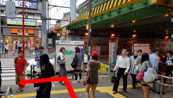 １．JR新大久保駅改札を出たら左方向に歩きます。