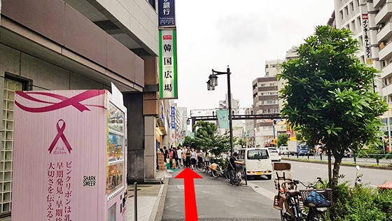 3.「SBJ銀行」と「韓国広場」を左手に職安通りをさらに直進します。