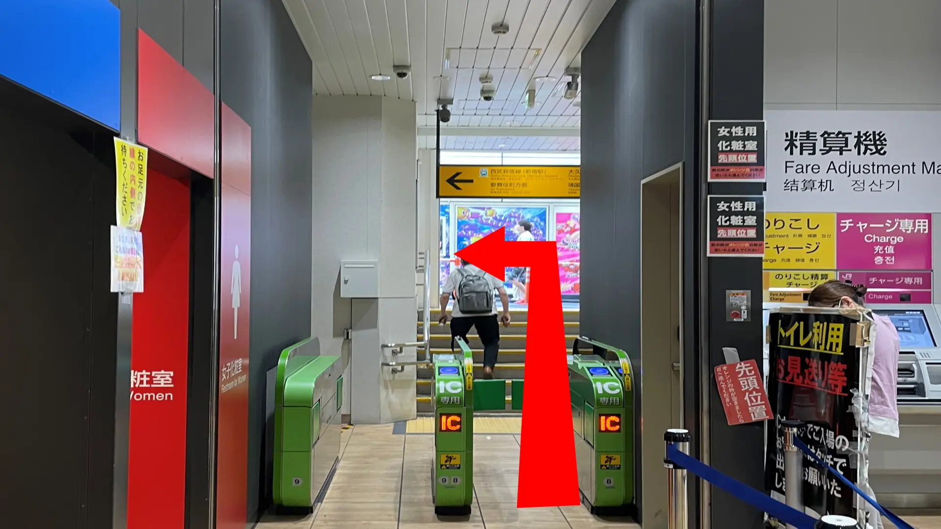 新大久保駅　出口専用改札から左へ