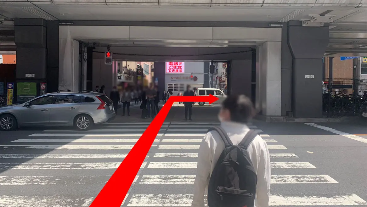 信号を渡って右に進み東京メトロ日比谷線の秋葉原駅4番出口の手前で左に