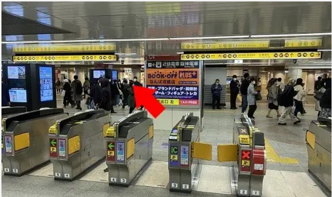 大阪メトロ御堂筋線「なんば駅」北東改札口を出て、斜め左方向のなんばウォーク方面へ進むと、韓国語教室K Villageなんば校のあるビル方面へ向かえます。