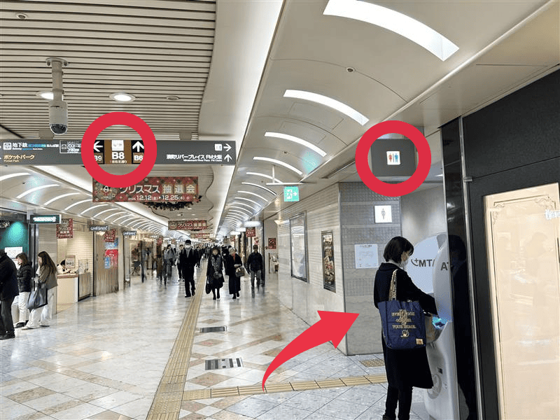 右側にトイレが見えましたら、「なんばウォーク」B8出口の階段があります。B8出口から地上に出て直進すると、前方に四谷学院なんば校の看板が見えます。そのビルの9階がK Villageなんば校です。(B6出口は工事に伴い2026年1月5日（月）～2026年5月31日（日）まで閉鎖しております。)