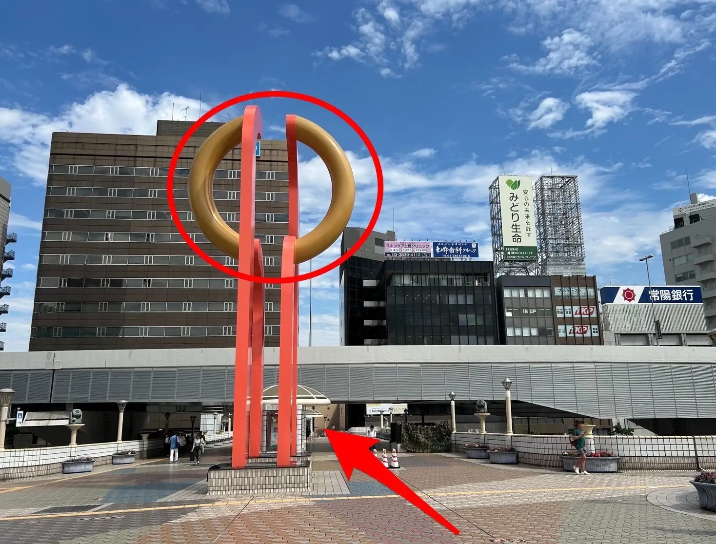 ローソン東上野三丁目店のある道を直進し、右手にHNTの看板が見えたら右折。少し進むと赤いポストがあり、その右側の茶色のビル5階がK Village韓国語教室上野校です。