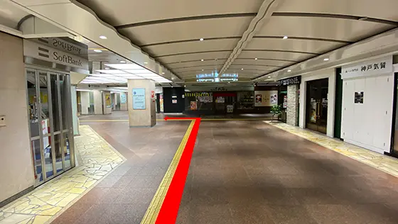 地下通路を直進、突き当りを左