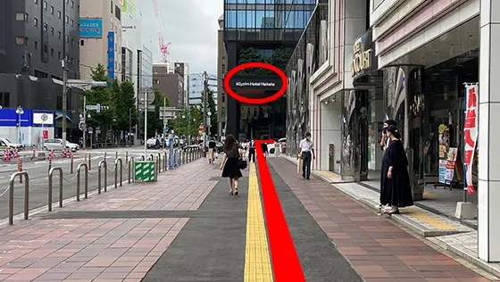 タクシー乗り場乗り場に沿って進んだあと、真っ直ぐ進み、信号を渡ったあと、Miyako Hotel Hakataを右に曲がってください