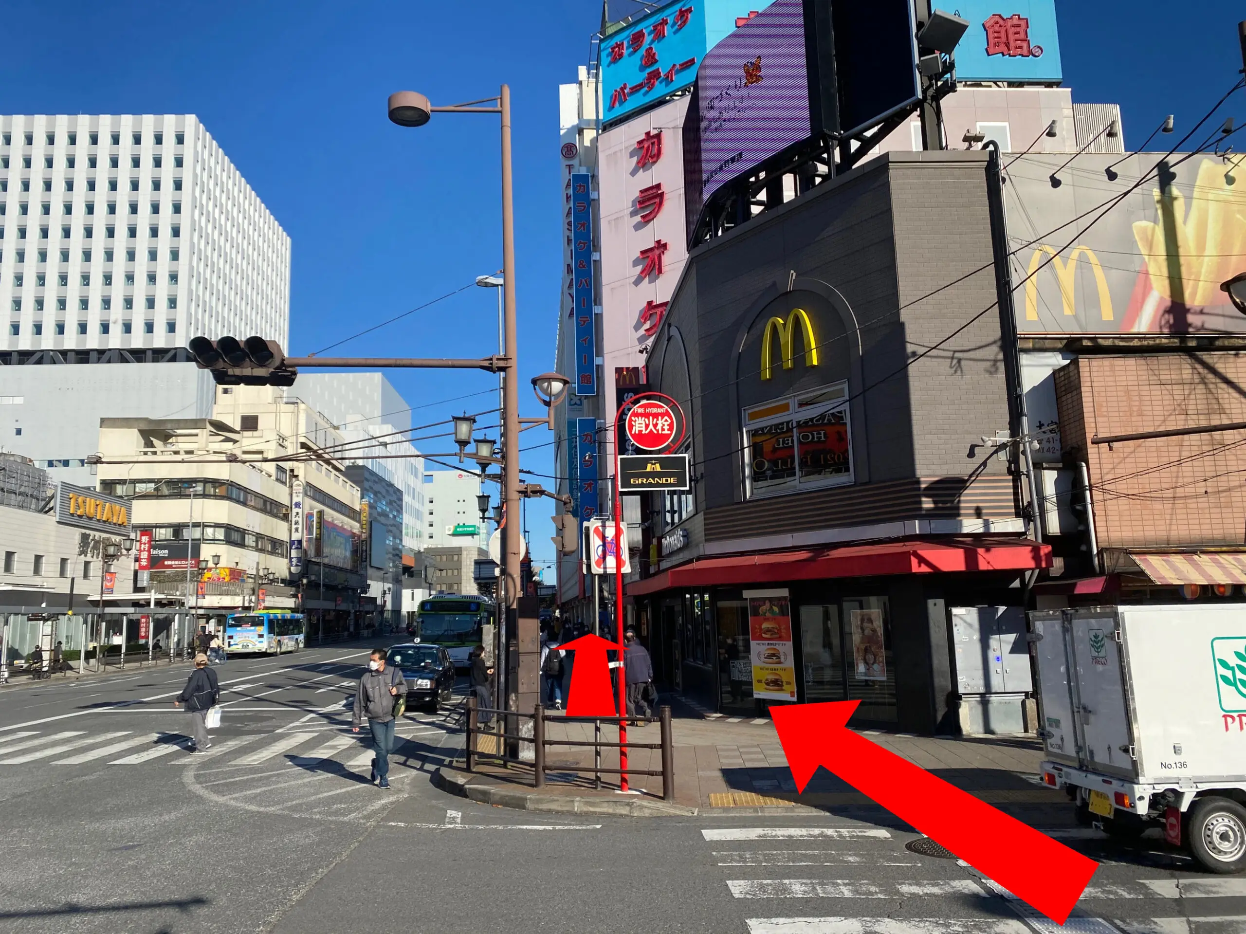 マクドナルド大宮東口店に向かい横断歩道を渡る