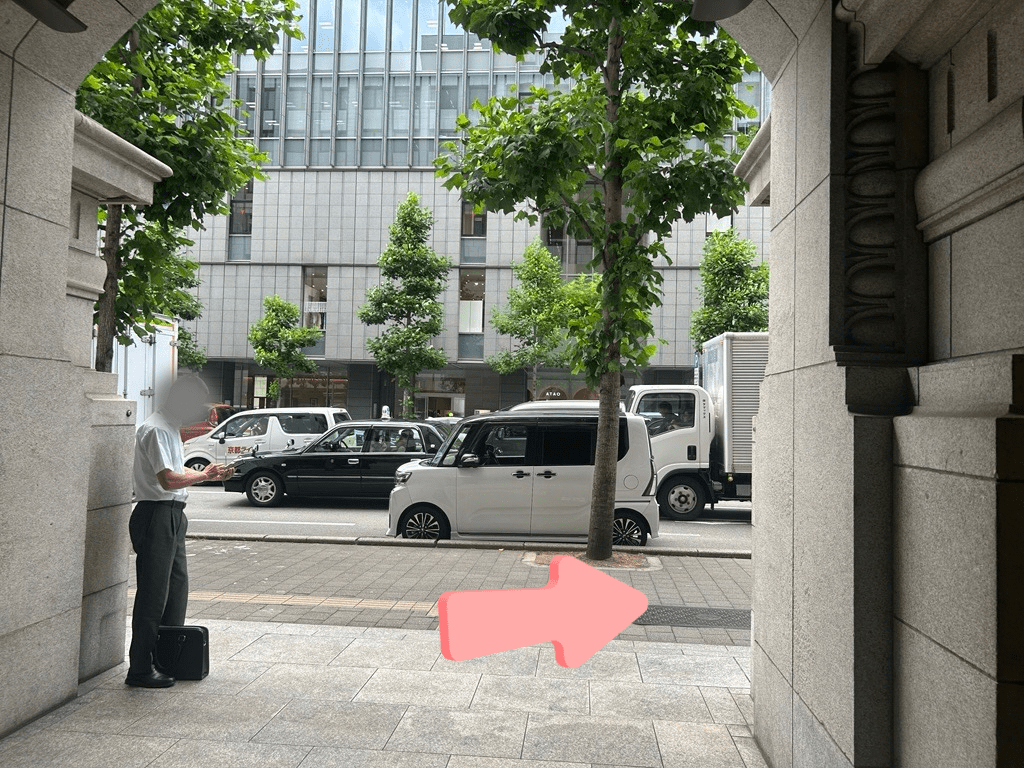 ②21番出口から地上に出て、右へ直進
