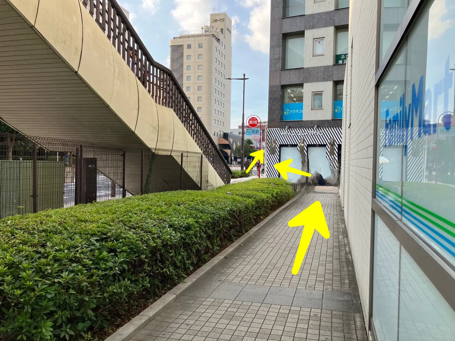 ファミリーマート横の細い道を直進