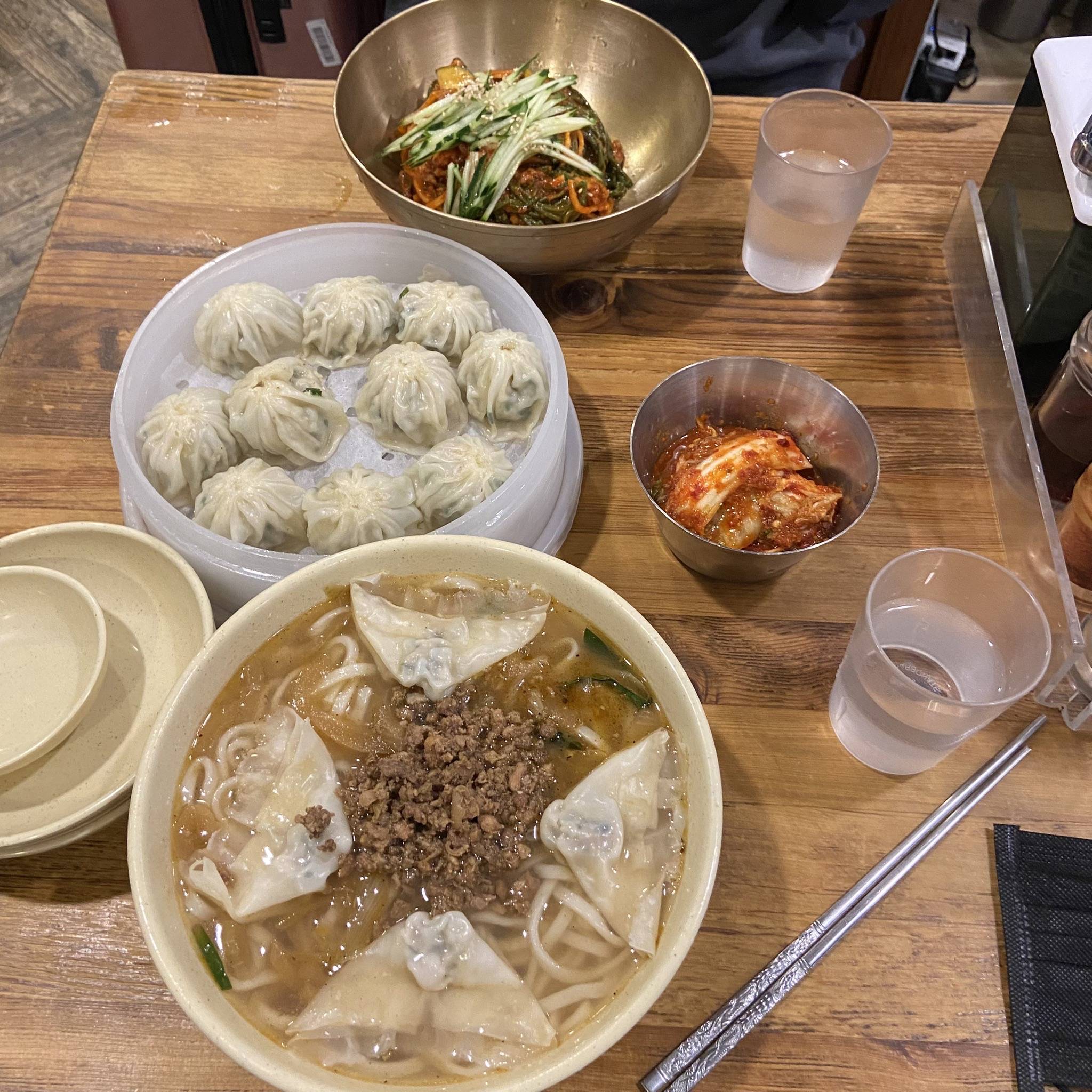 明 洞 餃子