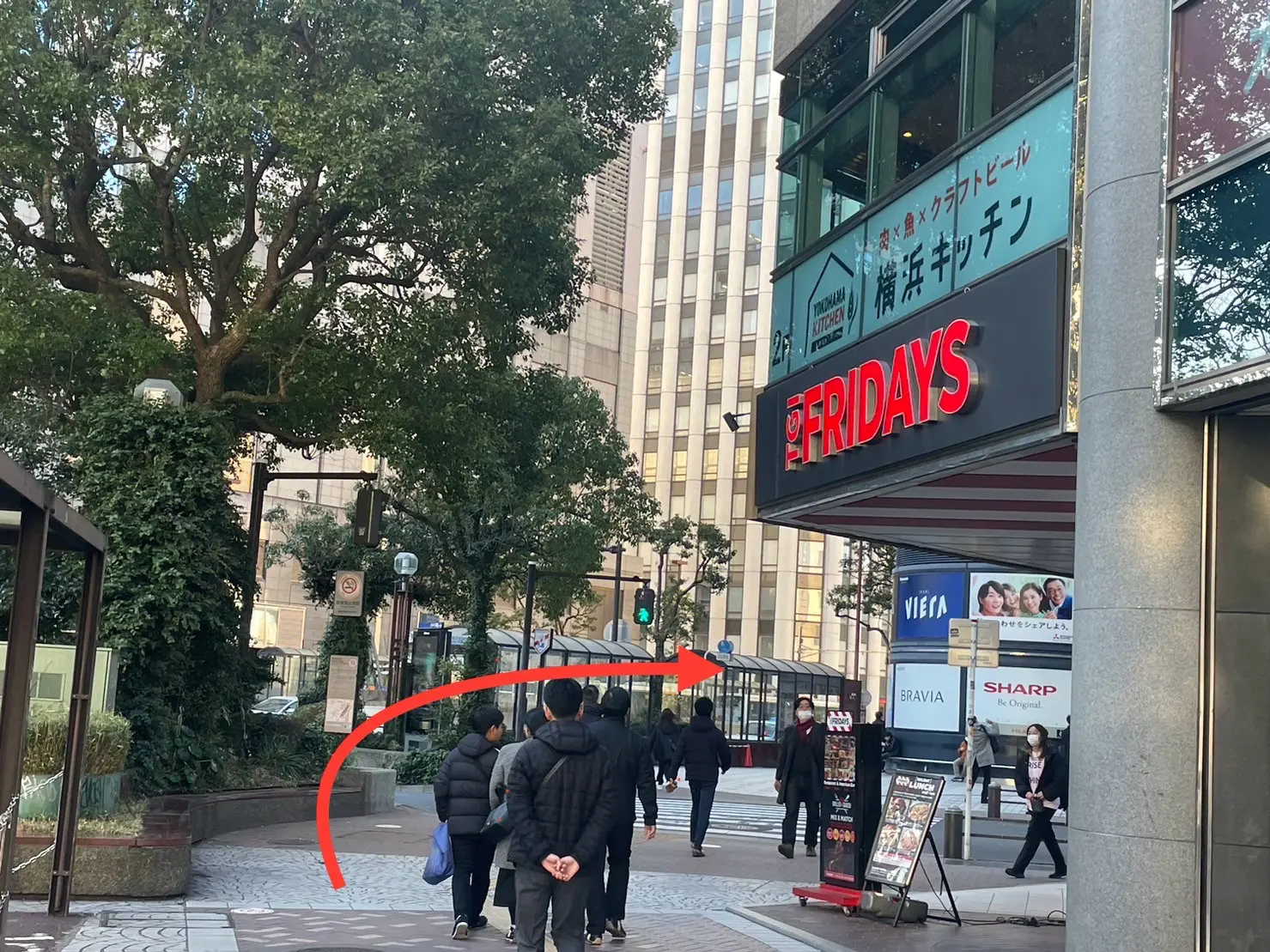 「ウエルシア」薬局方面をまっすぐ歩き、「FRYDAYS」を超えて曲がった後そのまま直進します。