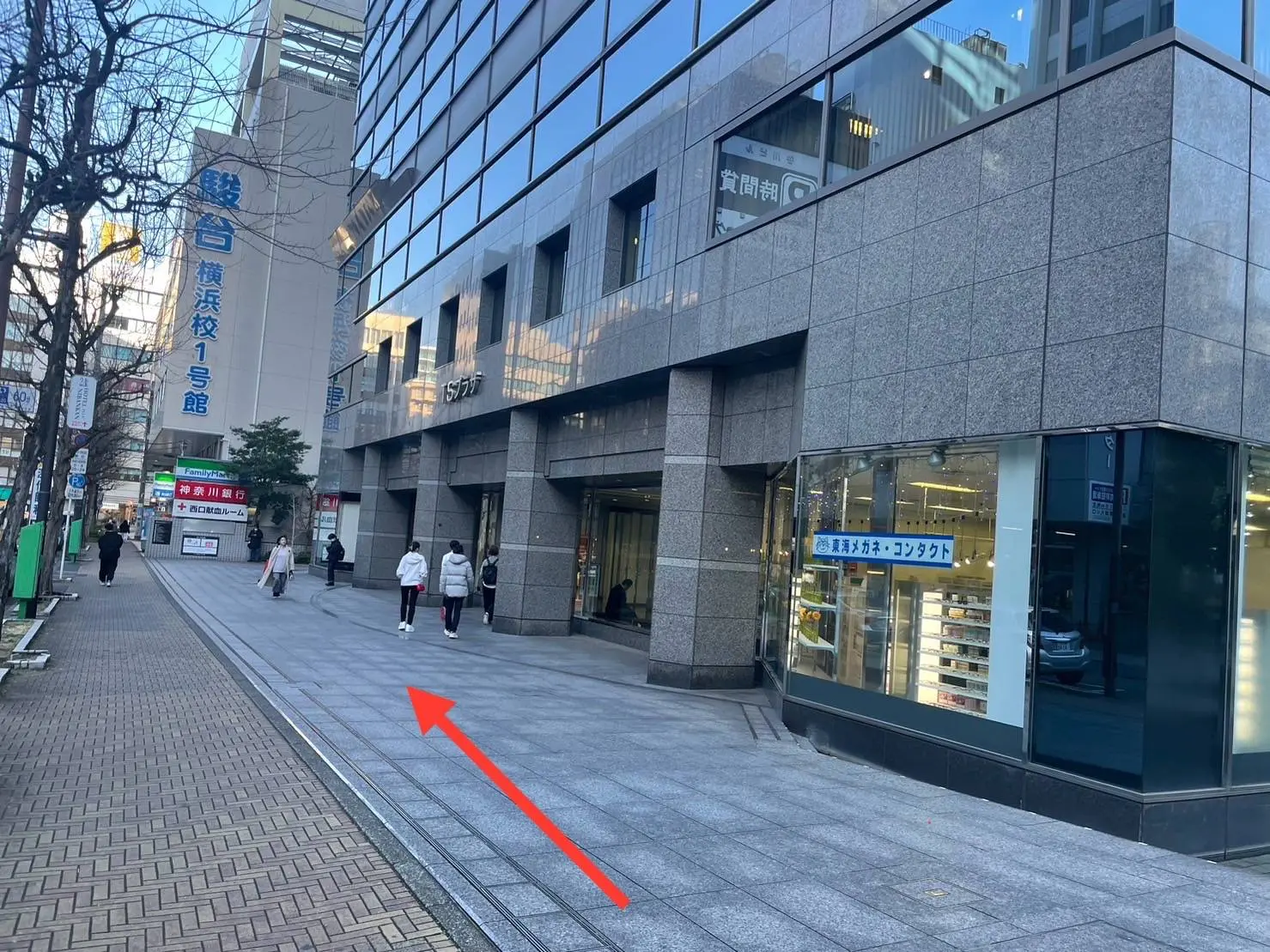 橋を渡ってすぐに見えるTSプラザビルの15階に上がるとKVillage韓国語横浜校です！