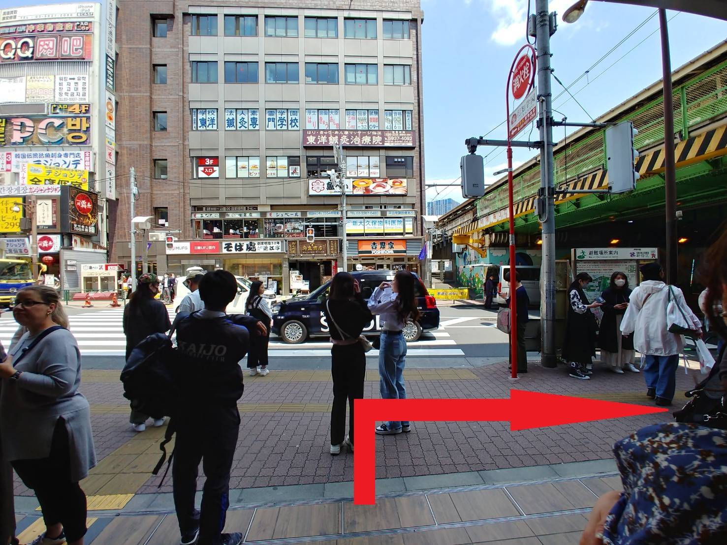 新大久保駅改札を出て右へ