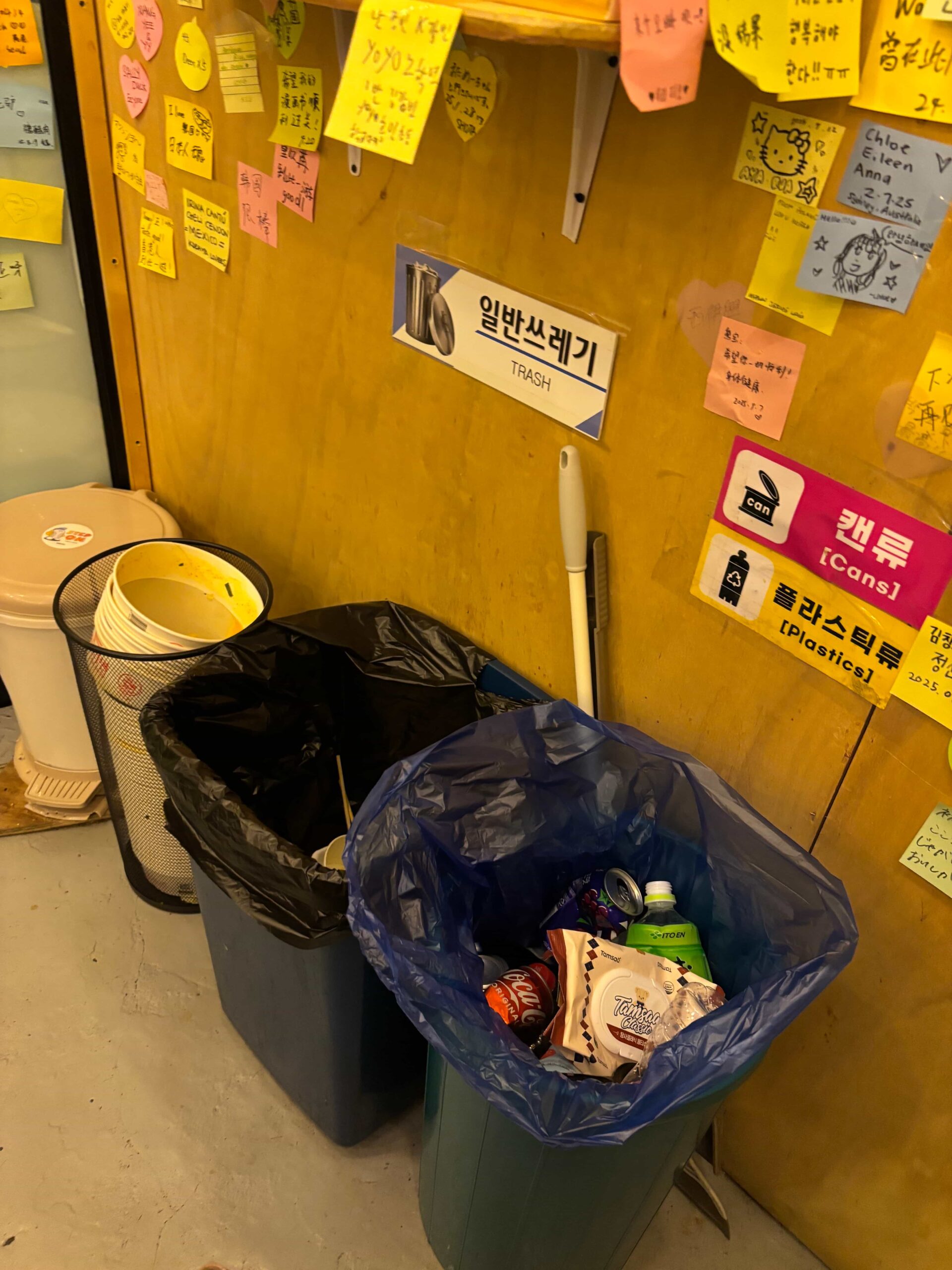 東大門「無人ラーメン」店 ゴミ箱