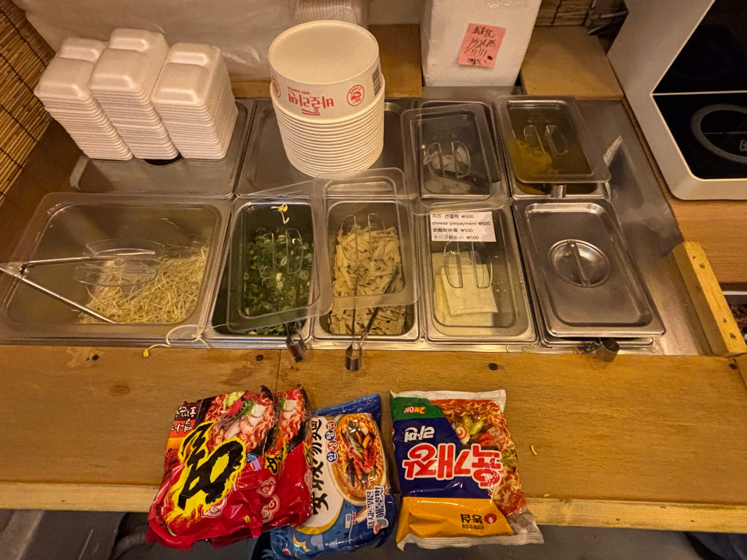 東大門「無人ラーメン」店 トッピングコーナー