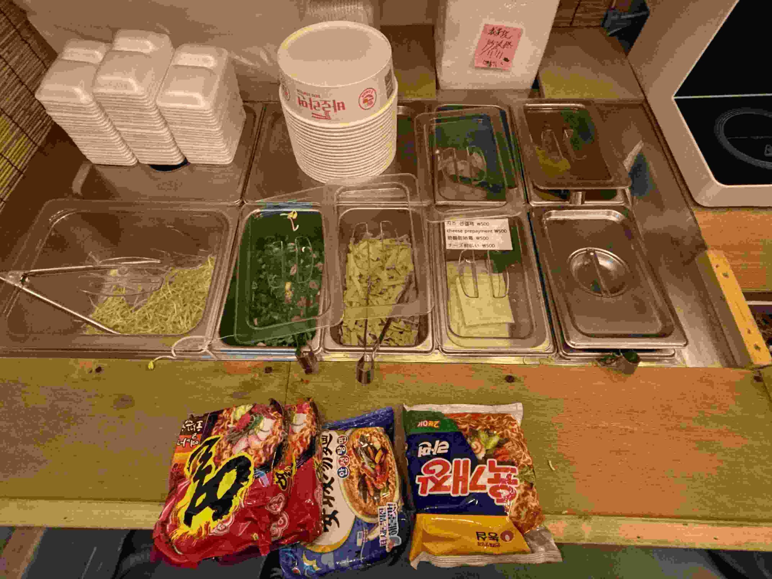 東大門「無人ラーメン」店 トッピングコーナー
