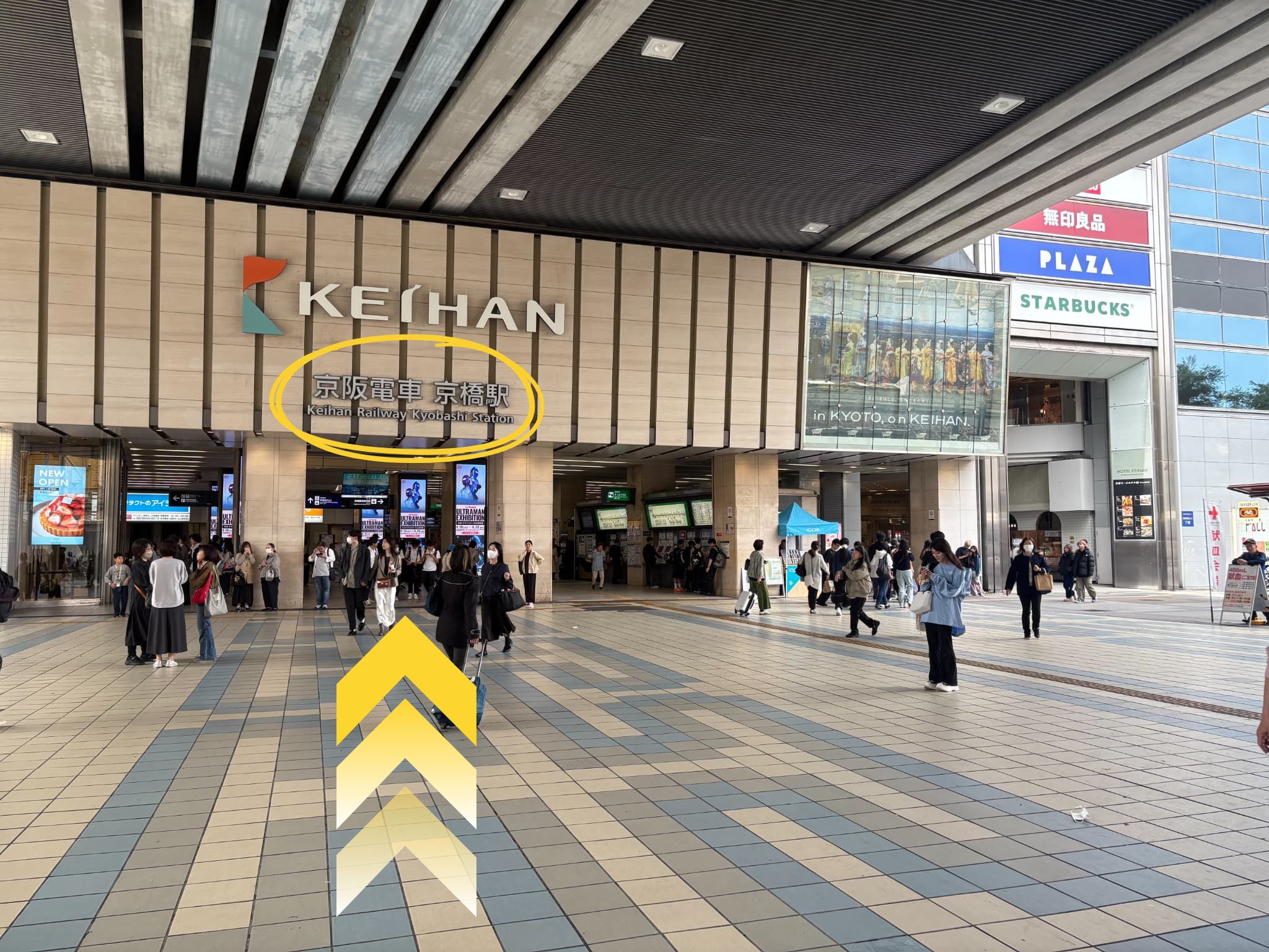 JR京橋駅の中央改札を出たら左へ進み、そのまま京阪電車の中央改札口方面へ直進してください。※「京阪電車 京橋駅」の表示板が目印です。