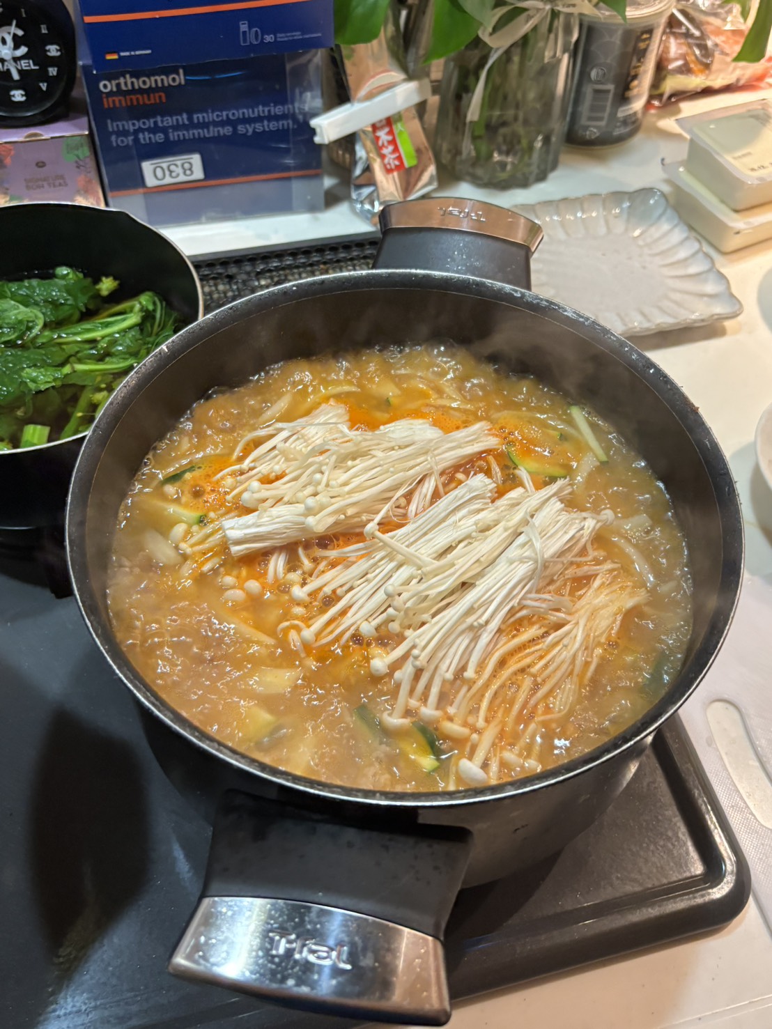 된장찌개(テンジャンチゲ|味噌チゲ)作り方③エノキを入れる