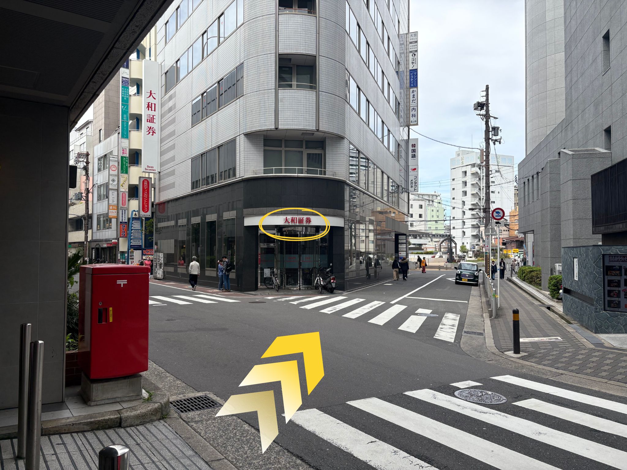 右手に大和証券の看板がみえますので、その建物の横にある細い道へ進むと、「大京本社ビル」の表示が見えてまいります。ビル入口からお入りいただき、エレベーターで6階までお上がりください。韓国語教室K Village京橋駅前校に到着です。