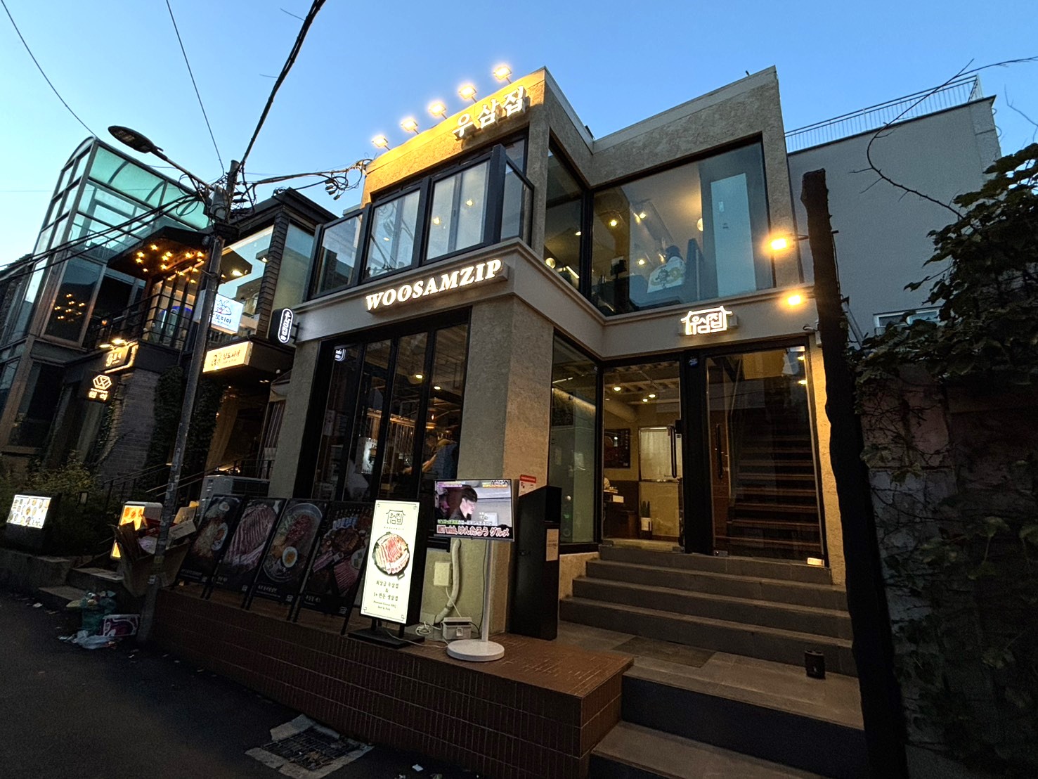 韓国で牛焼肉ならココ!
弘大・延南洞「우삼집（Woosamzip｜ウサムチプ）」外観写真