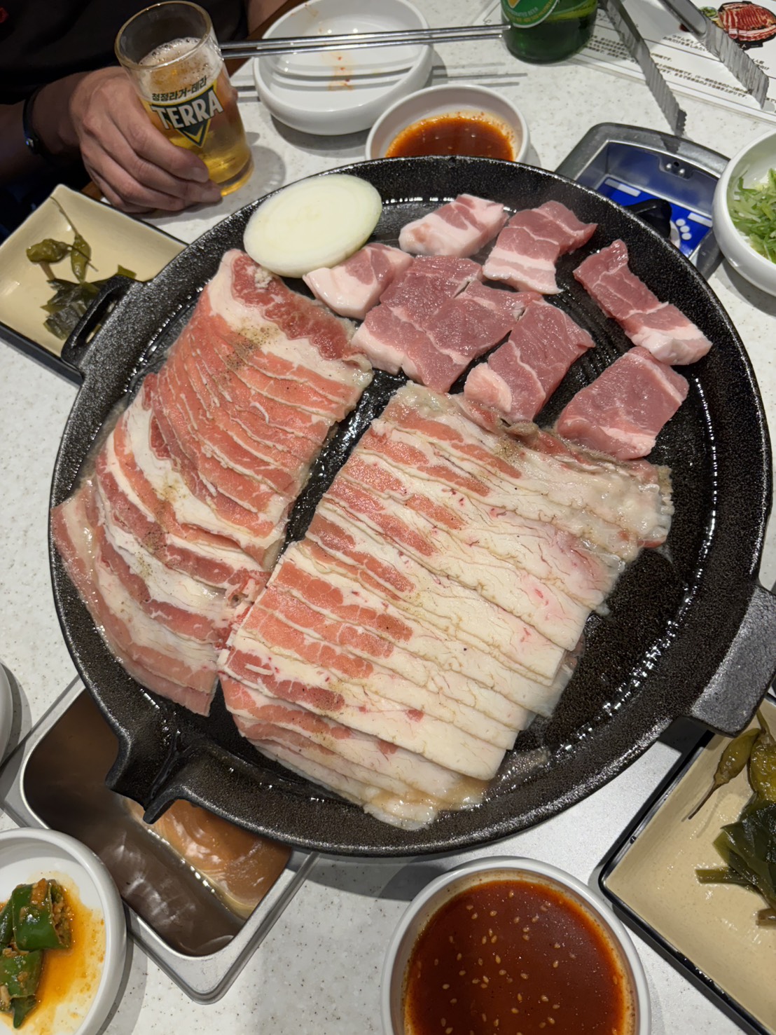 韓国で牛焼肉ならココ!
弘大・延南洞「우삼집（Woosamzip｜ウサムチプ）」料理写真