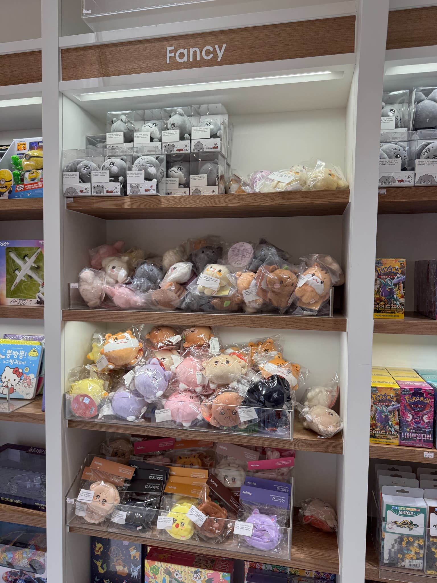 仁川空港第2ターミナル-BOOK STOREの　ATEEZグッズ