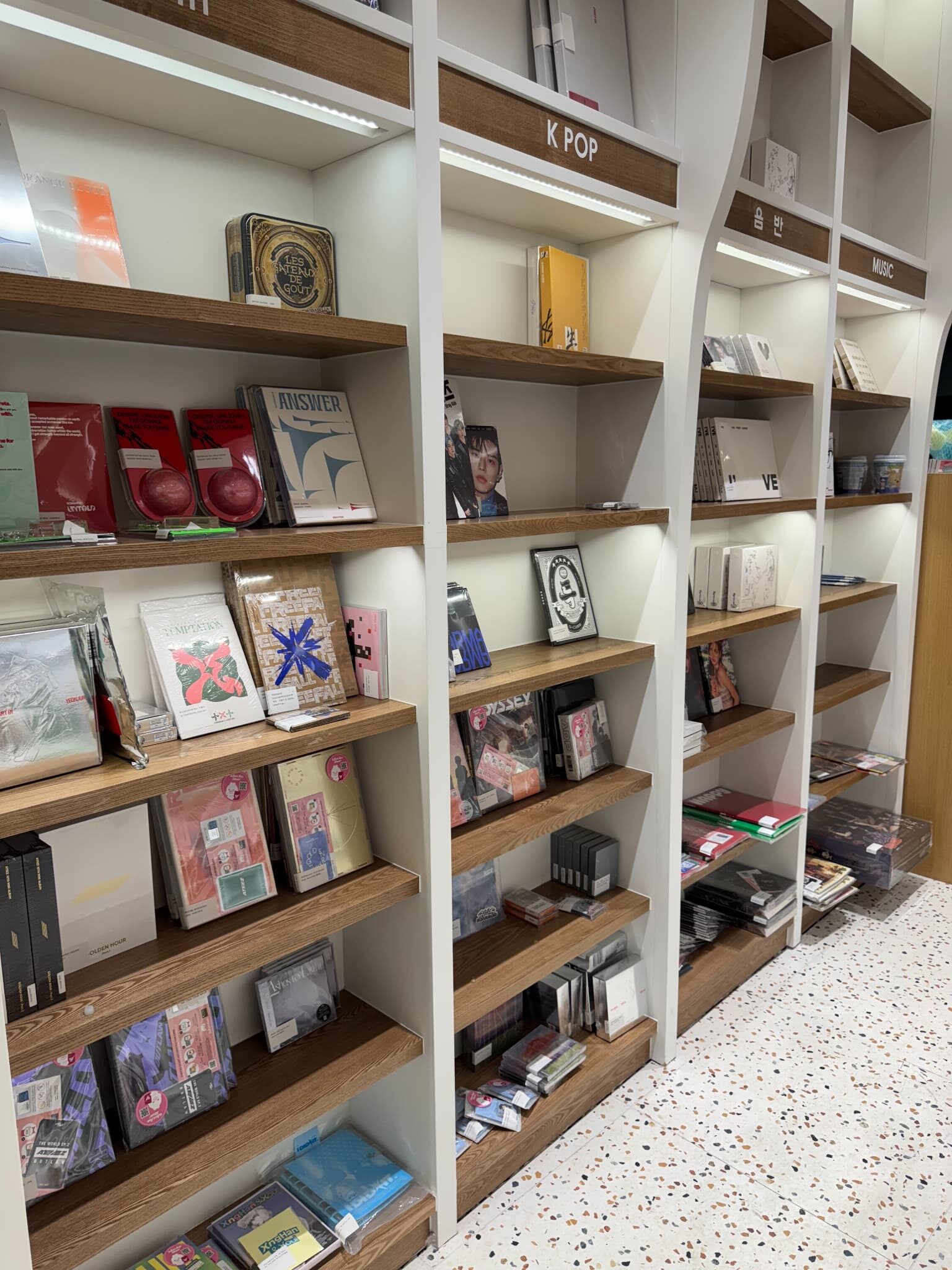 仁川空港第2ターミナル-BOOK STOREのK-POPグッズコーナー