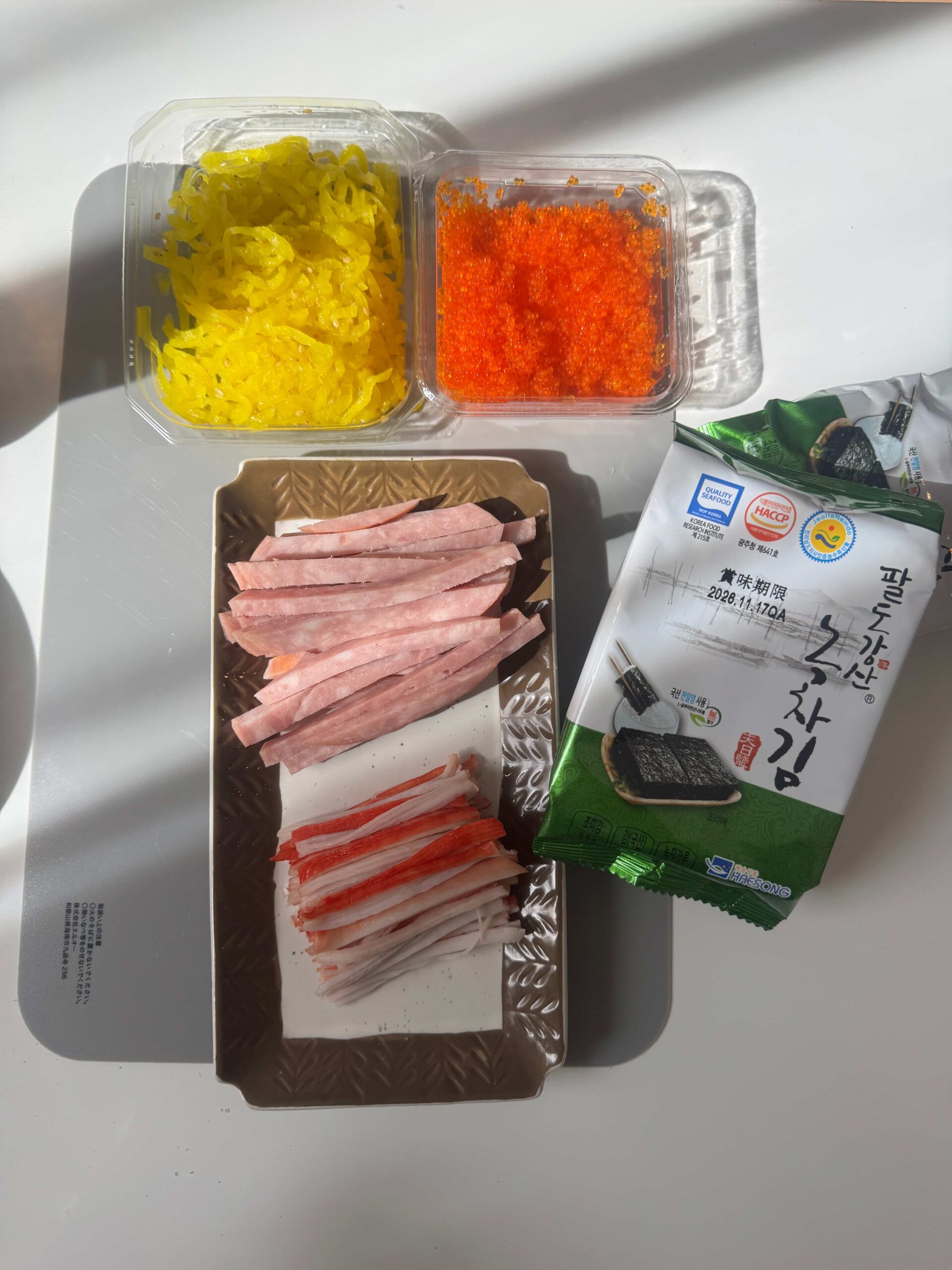 かにかま、ハム、とびっこ、海苔、たくあん