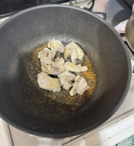 鶏肉を焼く様子