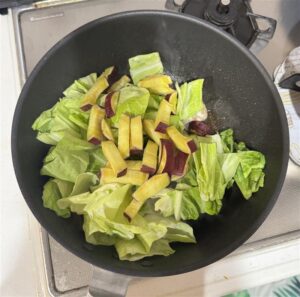 野菜を炒める様子