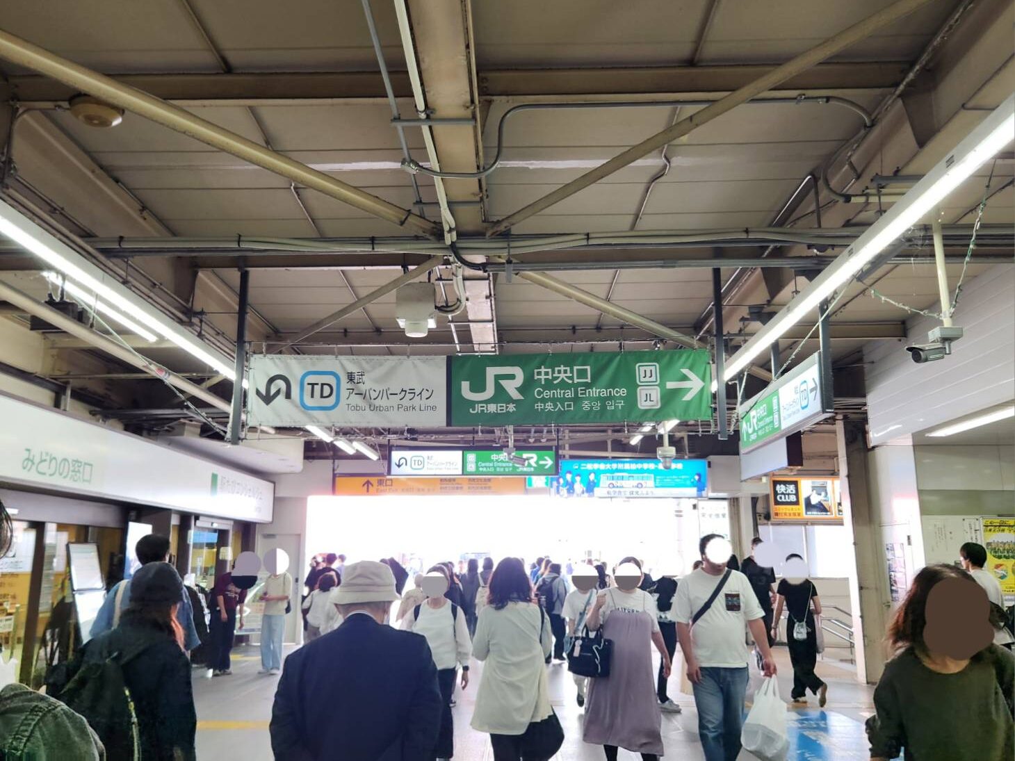 東口を出てエスカレーターへ