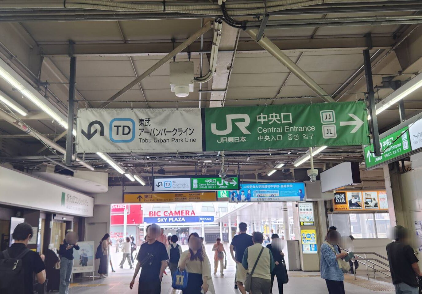 東口を出てエスカレーターへ