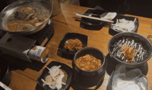 ヨンギのお通しのカムジャタンと韓国料理のおかず