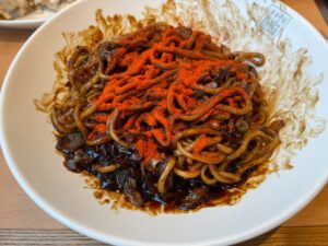 香港飯店0410のチャジャン麺と卓上調味料