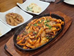韓国家庭料理イモのオススメメニュー、오징어볶음（イカの炒め物）