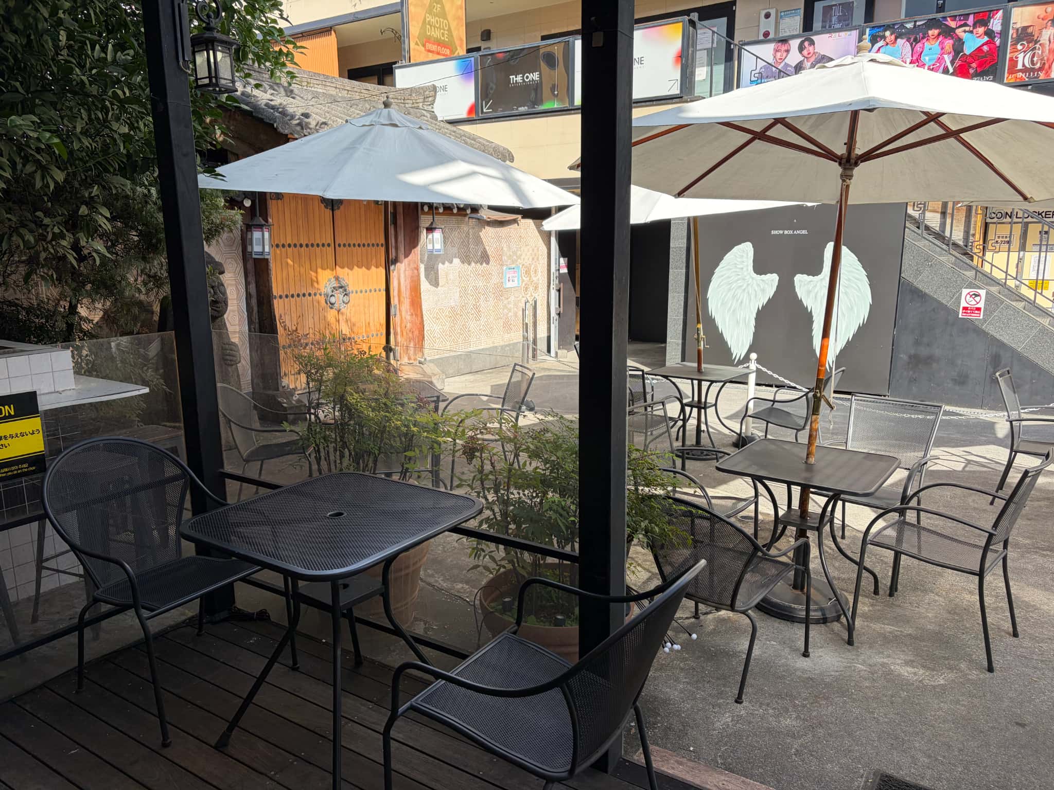 新大久保にあるCafe du Richeの外観