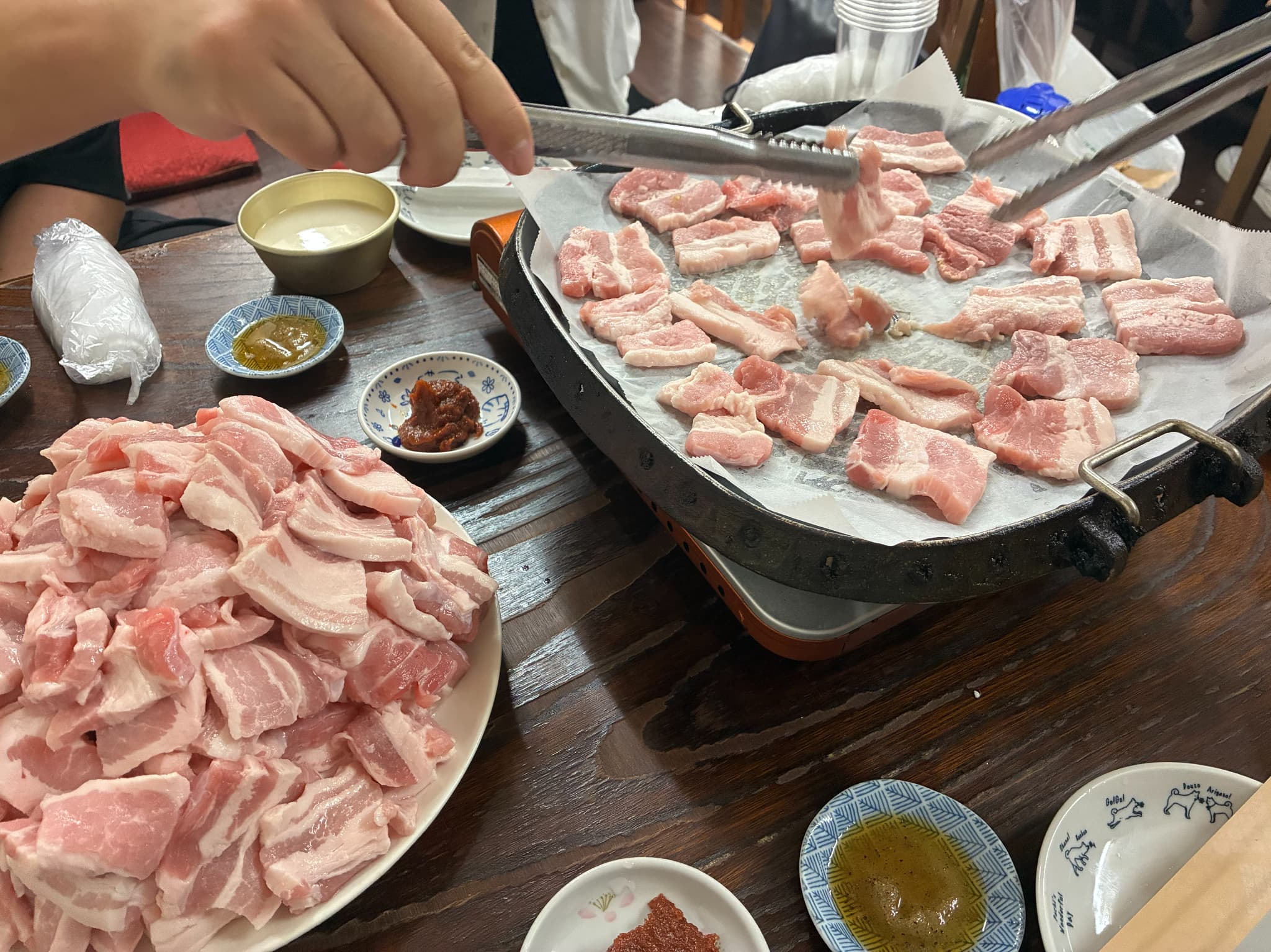 サムギョプサル焼いてる図